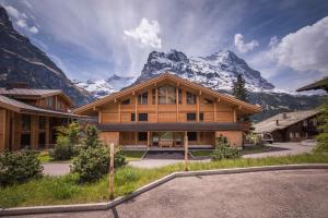 une maison avec une montagne en arrière-plan dans l'établissement Bernstein, à Grindelwald