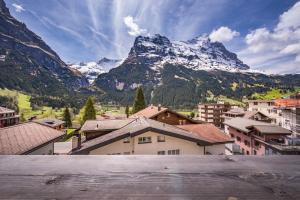 - une vue sur une ville avec des montagnes en arrière-plan dans l'établissement Bernstein, à Grindelwald