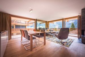 - une salle à manger avec une table et des chaises dans l'établissement Bernstein, à Grindelwald