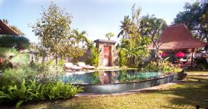 Villa Sindu Ubud के बाहर एक बगीचा