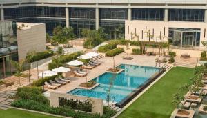 Piscina a Andaz Delhi, by Hyatt o a prop