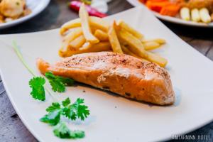 Eten bij of ergens in de buurt van het hotel

