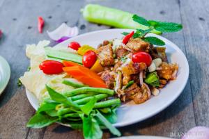 Eten bij of ergens in de buurt van het hotel

