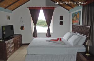 Tempat tidur dalam kamar di Moon San Villa at the Blue Lagoon