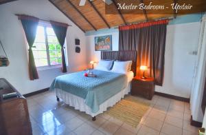 Tempat tidur dalam kamar di Moon San Villa at the Blue Lagoon