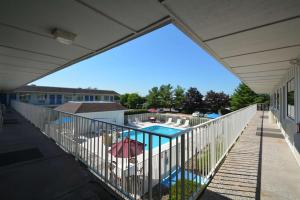 Swimming pool sa o malapit sa Motel 6-Windsor Locks, CT - Hartford