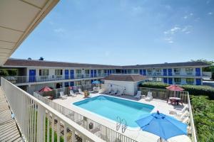 Swimming pool sa o malapit sa Motel 6-Windsor Locks, CT - Hartford