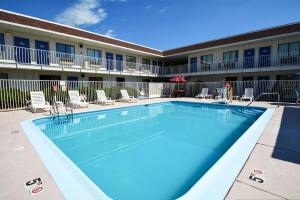 Swimming pool sa o malapit sa Motel 6-Windsor Locks, CT - Hartford