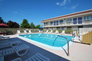 Swimming pool sa o malapit sa Motel 6-Windsor Locks, CT - Hartford