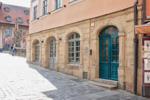 um edifício com uma porta verde numa rua em Rathausschänke em Bamberg