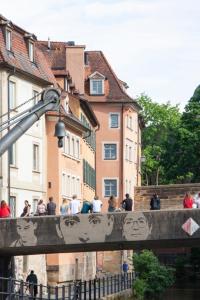 um grupo de pessoas em pé em cima de uma ponte em Rathausschänke em Bamberg