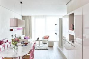 Area tempat duduk di SIDE, Hamburg, a Member of Design Hotels