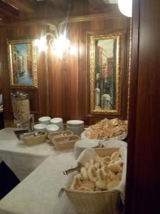 een tafel met borden en manden met eten erop bij Antico Panada in Venetië