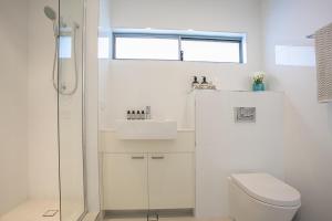 10 Hastings Street Motel tesisinde bir banyo