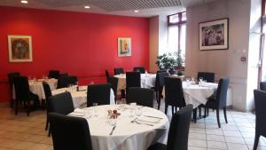 Un restaurante u otro lugar para comer en Logis Hotel du Parc-Restaurant - Le Rouget de Lisle