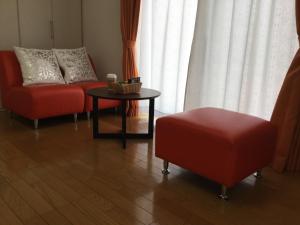 a living room with two chairs and a table at La Curación in Naoshima