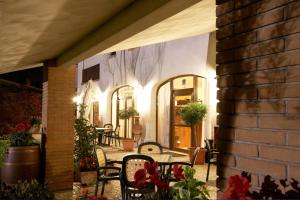 un patio con mesa, sillas y luces en Agriturismo il Cascinale, en Treviso