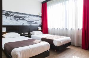 Best Western Plus Amsterdam Airport Hotel tesisinde bir odada yatak veya yataklar