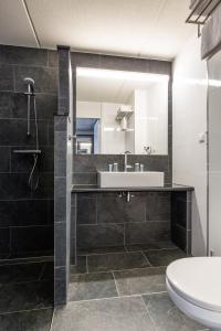 Best Western Plus Amsterdam Airport Hotel tesisinde bir banyo