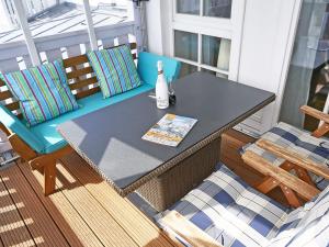 einen Tisch und zwei Stühle auf einem Balkon mit Tisch und Stühlen in der Unterkunft Seepark Sellin - Apt. 382 in Ostseebad Sellin