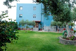 A garden outside Corali Studios & Portobello Apartments