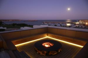 un braciere su un balcone con vista sull'oceano di Memmo Baleeira - Design Hotels a Sagres