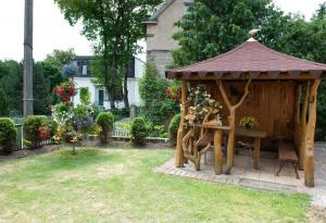 - un kiosque en bois avec une table dans la cour dans l'établissement Petro delux apartments, à Kaunas