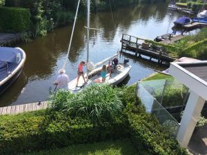 eine Gruppe von Menschen auf einem Boot im Wasser in der Unterkunft Villa Envie in Terherne