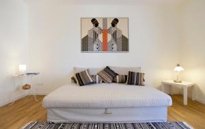 um quarto com uma cama e um quadro na parede em Balaguer House em Alghero