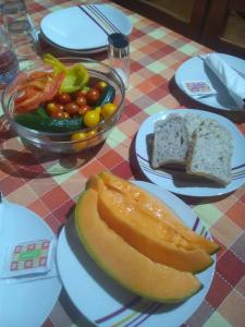 un tavolo con un piatto di cibo e una ciotola di verdure di Agriturismo La Farazzina a Oleggio