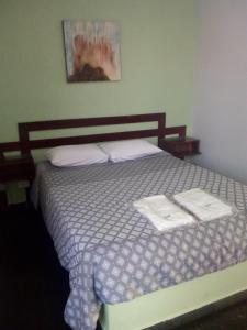 um quarto com uma cama com duas toalhas em Trade Hotel Diadema em Diadema