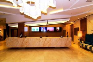 una hall con una reception e un grande lampadario a braccio di Best Western Plus Pearl Creek a Dubai