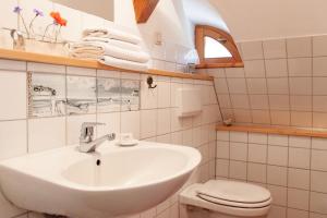 a bathroom with a sink and a toilet at Die Insel auf Rügen in Rambin