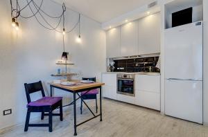 Кухня або міні-кухня у Black & White Apartment near Akropolis