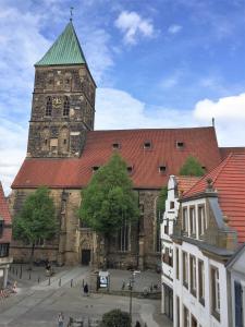 duży budynek z wieżą i kościołem w obiekcie Ferienwohnungen Rheine Markt 12 w mieście Rheine