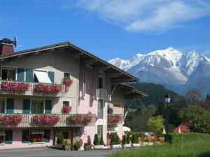 un edificio con flores frente a una montaña en Le Cordonant, en Cordon