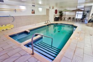 uma grande piscina com escadas num edifício em Hotel Le Versailles em Saint-Sauveur-des-Monts