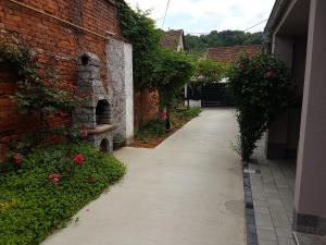 Un jardín fuera de NunaNina apartmani