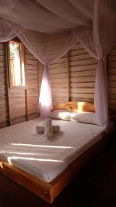 เตียงในห้องที่ Beranda Ecolodge