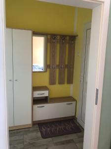 bagno con lavandino e finestra di Apartma Mahnič a Postumia