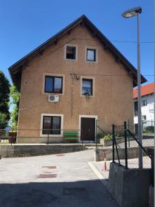 un edificio con una panchina verde davanti di Apartma Mahnič a Postumia