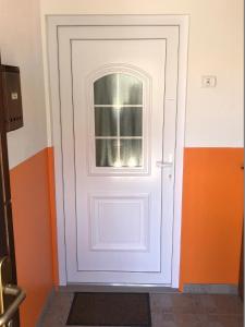 porta bianca con finestra in camera di Apartma Mahnič a Postumia