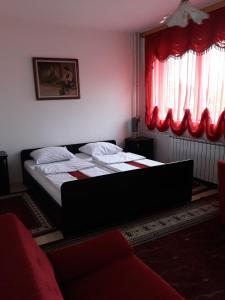 1 dormitorio con cama y ventana roja en "Park", en Visoko