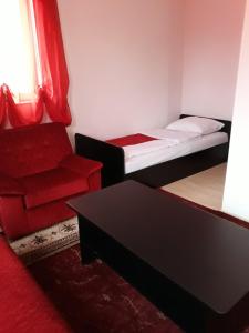 Habitación pequeña con cama y silla roja. en "Park", en Visoko