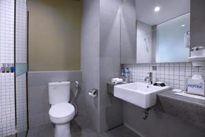 Bathroom sa Aston Inn Mataram