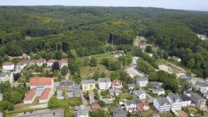 uma vista aérea de uma pequena cidade com casas e árvores em Parkhotel del Mar em Sassnitz