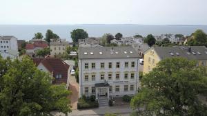 uma vista aérea de uma cidade com edifícios em Parkhotel del Mar em Sassnitz