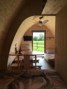 d'une salle à manger avec une table et une fenêtre. dans l'établissement De Rozephoeve Studio, à Oisterwijk