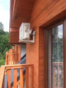 dom z balkonem z grzejnikiem i oknem w obiekcie Szczawnica Apartament Kaja w mieście Szczawnica