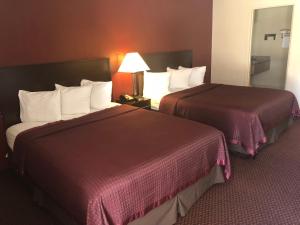 Cama ou camas em um quarto em Regal Inn Chicago O'Hare - Franklin Park